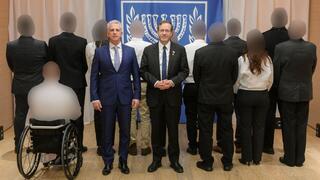 נשיא המדינה יצחק הרצוג וראש המוסד דוד ברנע מעניקים תעודות הצטיינות לעובדי המוסד