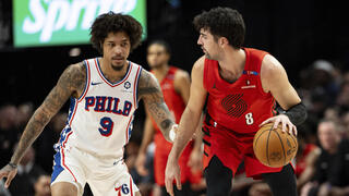 שחקן פורטלנד טרייל בלייזרס דני אבדיה מול שחקן פילדלפיה סיקסרס קלי אוברה ג'וניור