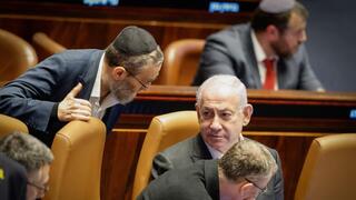 ראש הממשלה בנימין נתניהו משוחח עם ח"כ משה גפני במליאת הכנסת - חוק הרווחים הכלואים