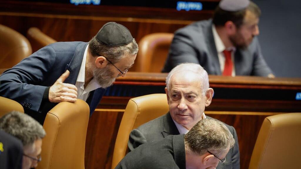 ראש הממשלה בנימין נתניהו משוחח עם ח"כ משה גפני במליאת הכנסת - חוק הרווחים הכלואים