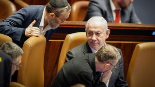 ראש הממשלה בנימין נתניהו משוחח עם ח"כ משה גפני במליאת הכנסת - חוק הרווחים הכלואים