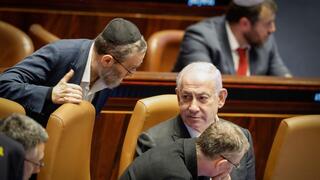 ראש הממשלה בנימין נתניהו משוחח עם ח"כ משה גפני במליאת הכנסת - חוק הרווחים הכלואים
