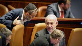 ראש הממשלה בנימין נתניהו משוחח עם ח"כ משה גפני במליאת הכנסת - חוק הרווחים הכלואים