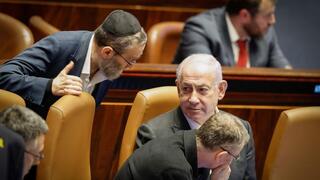 ראש הממשלה בנימין נתניהו משוחח עם ח"כ משה גפני במליאת הכנסת - חוק הרווחים הכלואים
