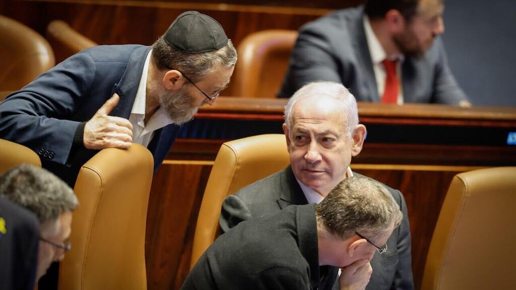ראש הממשלה בנימין נתניהו משוחח עם ח"כ משה גפני במליאת הכנסת - חוק הרווחים הכלואים