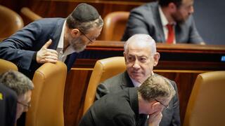 ראש הממשלה בנימין נתניהו משוחח עם ח"כ משה גפני במליאת הכנסת - חוק הרווחים הכלואים