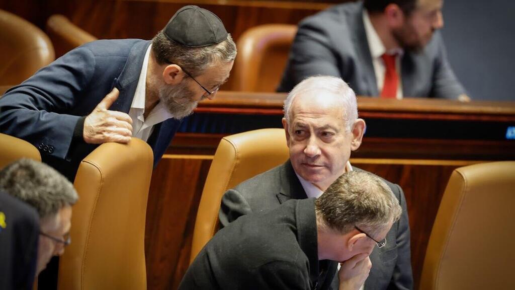 Prime Minister Benjamin Netanyahu in the Knesset plenary (Photo: Danny Shem Tov / Noam Moskowitz, Knesset Spokesperson) ראש הממשלה בנימין נתניהו משוחח עם ח"כ משה גפני במליאת הכנסת - חוק הרווחים הכלואים