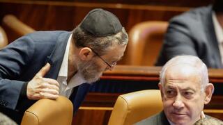 ראש הממשלה בנימין נתניהו משוחח עם ח"כ משה גפני במליאת הכנסת - חוק הרווחים הכלואים
