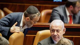 ראש הממשלה בנימין נתניהו משוחח עם ח"כ משה גפני במליאת הכנסת - חוק הרווחים הכלואים