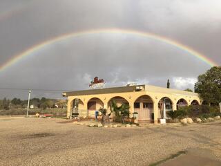 קשת מעל מוזיאון מצפה רביבים בנגב 