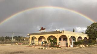 קשת מעל מוזיאון מצפה רביבים בנגב 