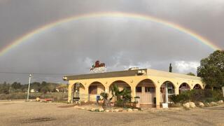 קשת מעל מוזיאון מצפה רביבים בנגב 