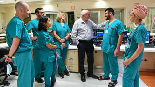 פרופסור וייס עם צוות היחידה לטיפול נמרץ בהדסה