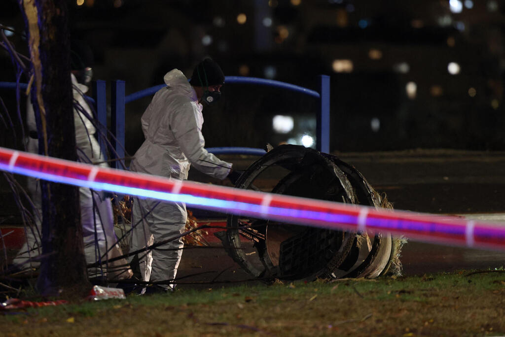 Israeli security forces patrol the scene where fragments of a Houthi ballistic missile launched from Yemen at Israel crashed in the central Israeli town of Bet Shemesh, near Jerusalem, on December 31, 2024 (Photo: Ahmad GHARABLI / AFP) שבר יירוט בבית שמש