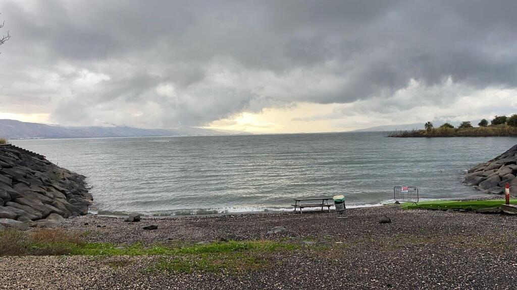 חוף מפרץ אמנון בכנרת, הבוקר