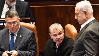 ראש הממשלה בנימין נתניהו ושר המשפטים יריב לוין במליאת הכנסת - חוק הרווחים הכלואים