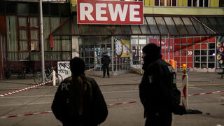 שוטרים בזירת דקירה על ידי מהגר סורי ב ברלין גרמניה