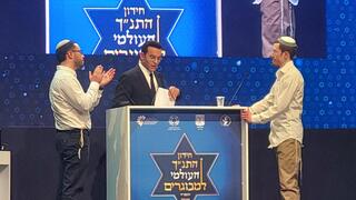 ג'יקוב (משמאל) מול מונדשיין בחידון התנ"ך העולמי למבוגרים