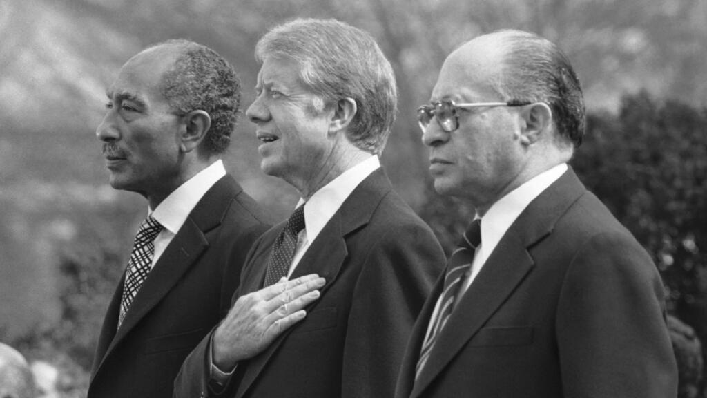 Anwar Sadat, Jimmy Carter and Menachem Begin at peace agreement signing between Israel and Egypt (Photo: AP) מנחם בגין, ג'ימי קרטר, אנואר סאדאת