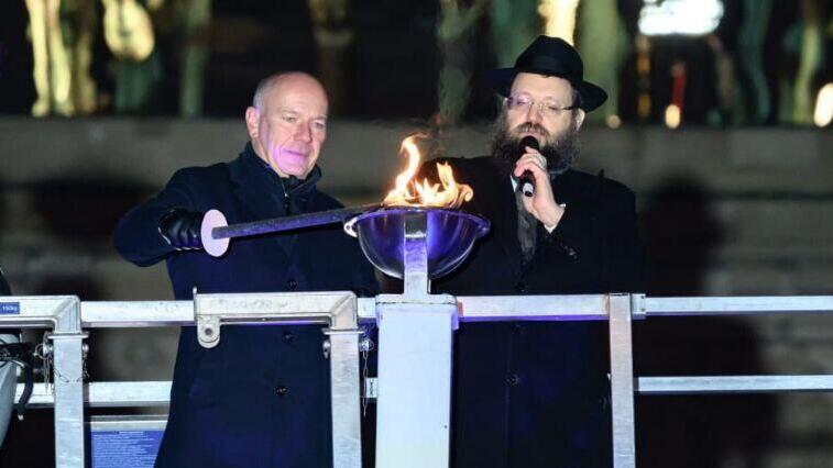 מושל ברלין מדליק את השמש בהדלקה הגדולה