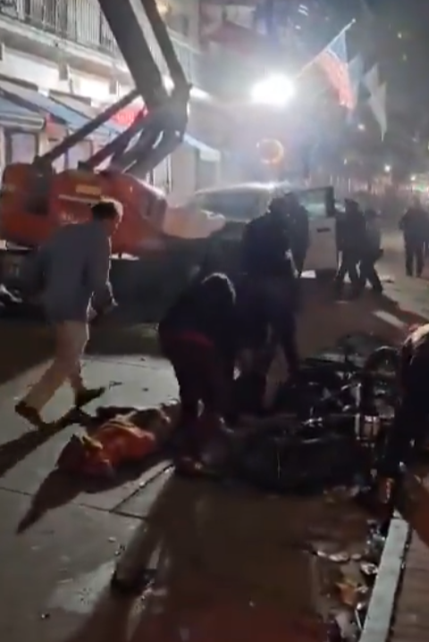 תיעוד שהופץ מזירת דריסה ב ניו אורלינס ארה"ב ובו נשמע לכאורה ירי של שוטרים על הנהג הדורס
