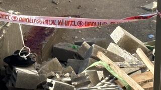 הזירה בירושלים בה נפלו אריחים מאתר בנייה  וגרמו לפציעתו של עובר אורח