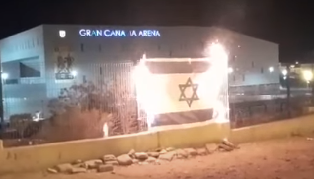 דגל ישראל מוצת לפני משחק של הפועל ת"א ביורוקאפ נגד גראן קנאריה