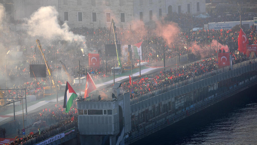 עצרת הזדהות עם העם הפלסטיני בגשר גלאטה באיסטנבול
