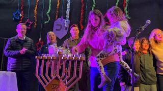 אשירה וארבל גרינברג מדליקות נרות חנוכה במטולה יחד עם הנשיא