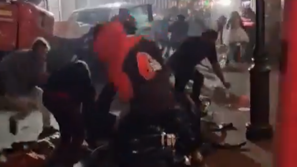 תיעוד שהופץ מזירת דריסה ב ניו אורלינס ארה"ב ובו נשמע לכאורה ירי של שוטרים על הנהג הדורס