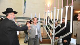 הדלקת נרות בסורוקה עם החטופה ששוחררה אורי מגידיש ועוד 7 מהפצועים הכי קשים שטופלו בסורוקה