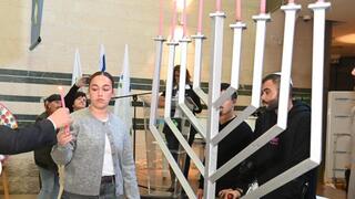 הדלקת נרות בסורוקה עם החטופה ששוחררה אורי מגידיש ועוד 7 מהפצועים הכי קשים שטופלו בסורוקה