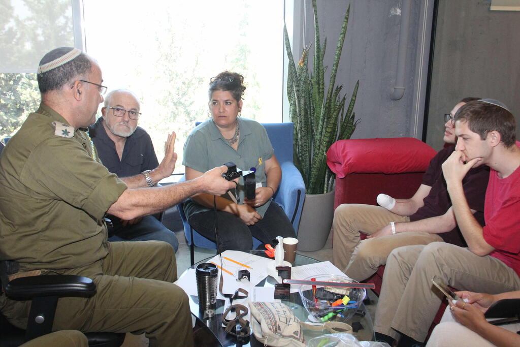 איתי, לוחם צה"ל שנפצע וידו נקטעה, מקבל הסבר על המתקן