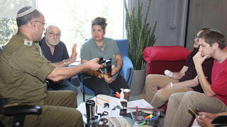 איתי, לוחם צה"ל שנפצע וידו נקטעה, מקבל הסבר על המתקן
