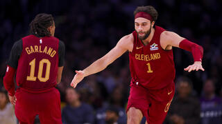 שחקן קליבלנד קאבלירס מקס סטרוס עם דריוס גרלנד