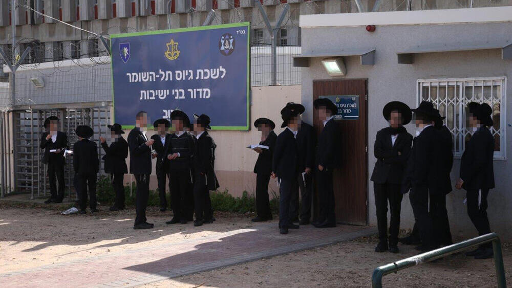 Haredi men at IDF recruitment office (Photo: Motti Kimchi) Haredi men at IDF recruitment office