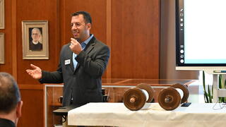 לירן ג'רסי בהרצאה בפני כמרים