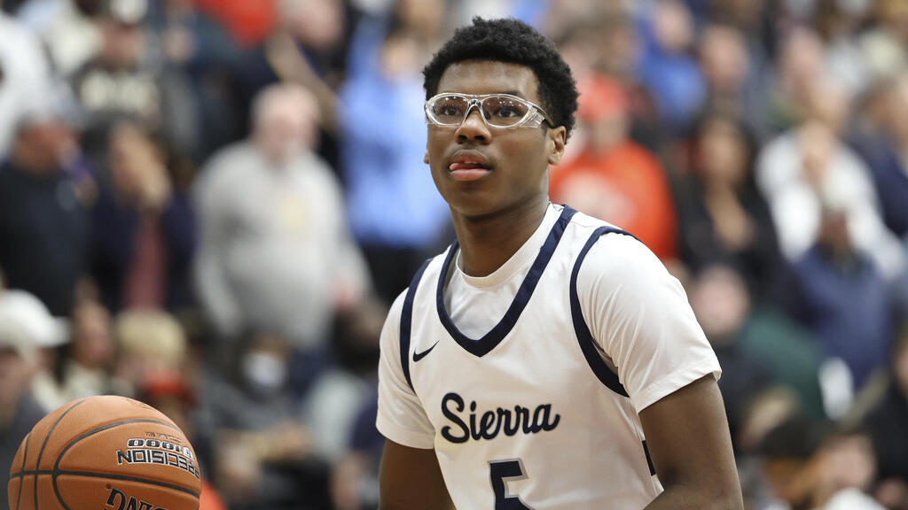 Bryce James, the younger son of LeBron James, has announced his intention to play college basketball for the University of Arizona (Photo: Gregory Payan/AP) ברייס ג'יימס