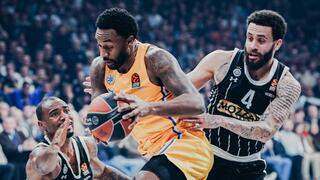 שחקן מכבי ת"א ליוואי רנדולף מול שחקן פרטיזן בלגרד דוויין וושינגטון