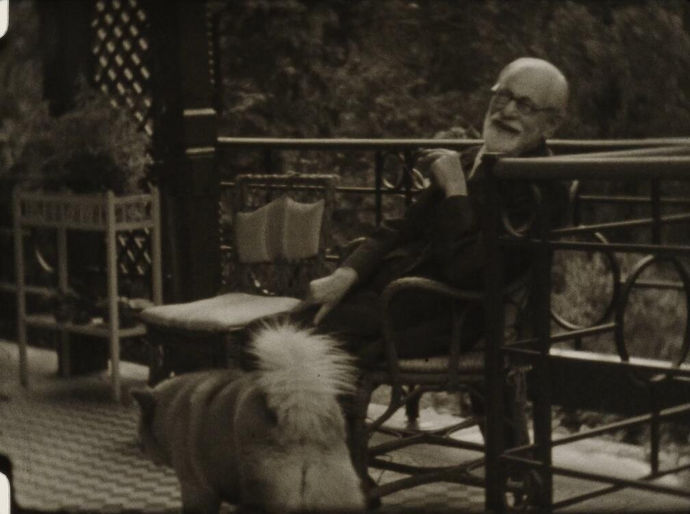 Sigmund Freud. It took him a moment to understand that the frightening person staring at him was actually his own reflection in a mirror (Photo: Library of Congress) פרויד מחייך לאחר ששיחק עם כלב ונתן לו אוכל, מתוך סרט ביתי