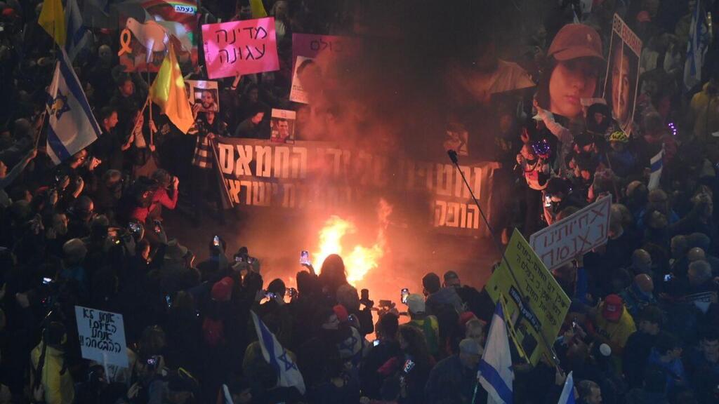  מחאה בדרך בגין להשבת החטופים לאחר קבלת אות חיים מלירי אלבג