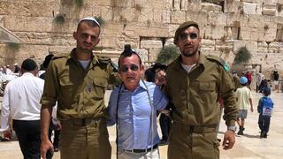 מרק שטרוהל עם חיילי צה״ל בכותל