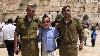 מרק שטרוהל עם חיילי צה״ל בכותל