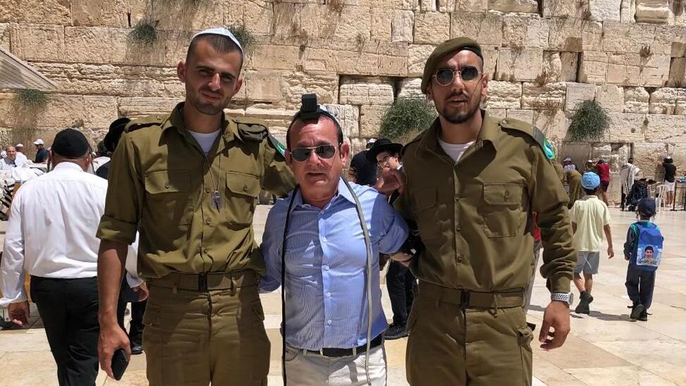 מרק שטרוהל עם חיילי צה״ל בכותל