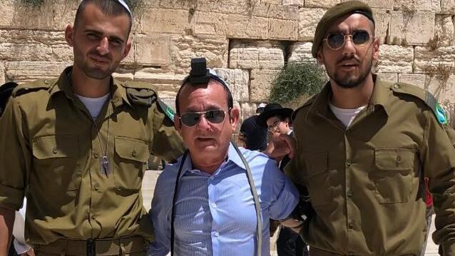 מרק שטרוהל עם חיילי צה״ל בכותל