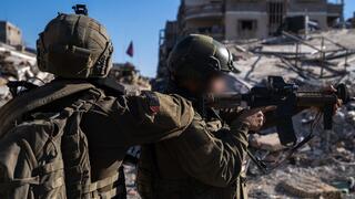 תיעוד מלב ג'באליה: מחבלי חמאס וגא״פ מחוסלים ונכנעים ללוחמי סיירת גבעתי שחיסלו מפקד פלוגה בחמאס שפשט לשטח הארץ ב-7 באוקטובר