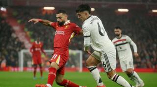 ליסנדרו מרטינס מנסה לעצור את מוחמד סלאח