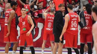 שחקני הפועל תל אביב חוגגים