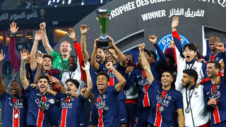 שחקני פריז סן ז'רמן עם גביע הסופר קאפ הצרפתי