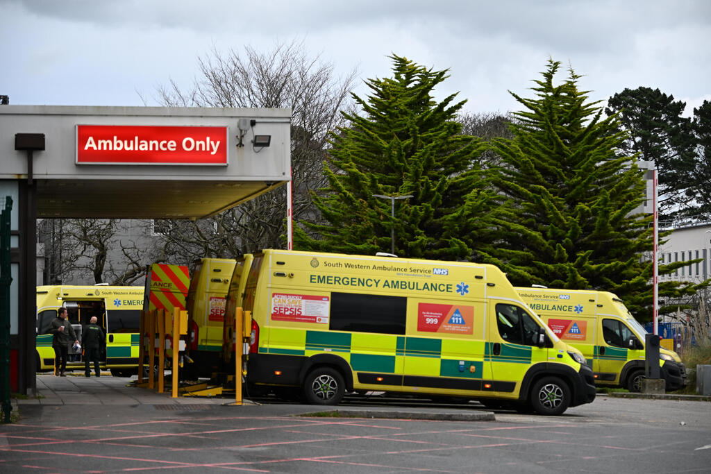 Hospitals full around the world as result of the flu (Photo: Hugh Hastings / Getty Images) עומס על בתי חולים באנגליה בגלל שפעת. בית החולים המלכותי של קורנוול בעיר טרורו